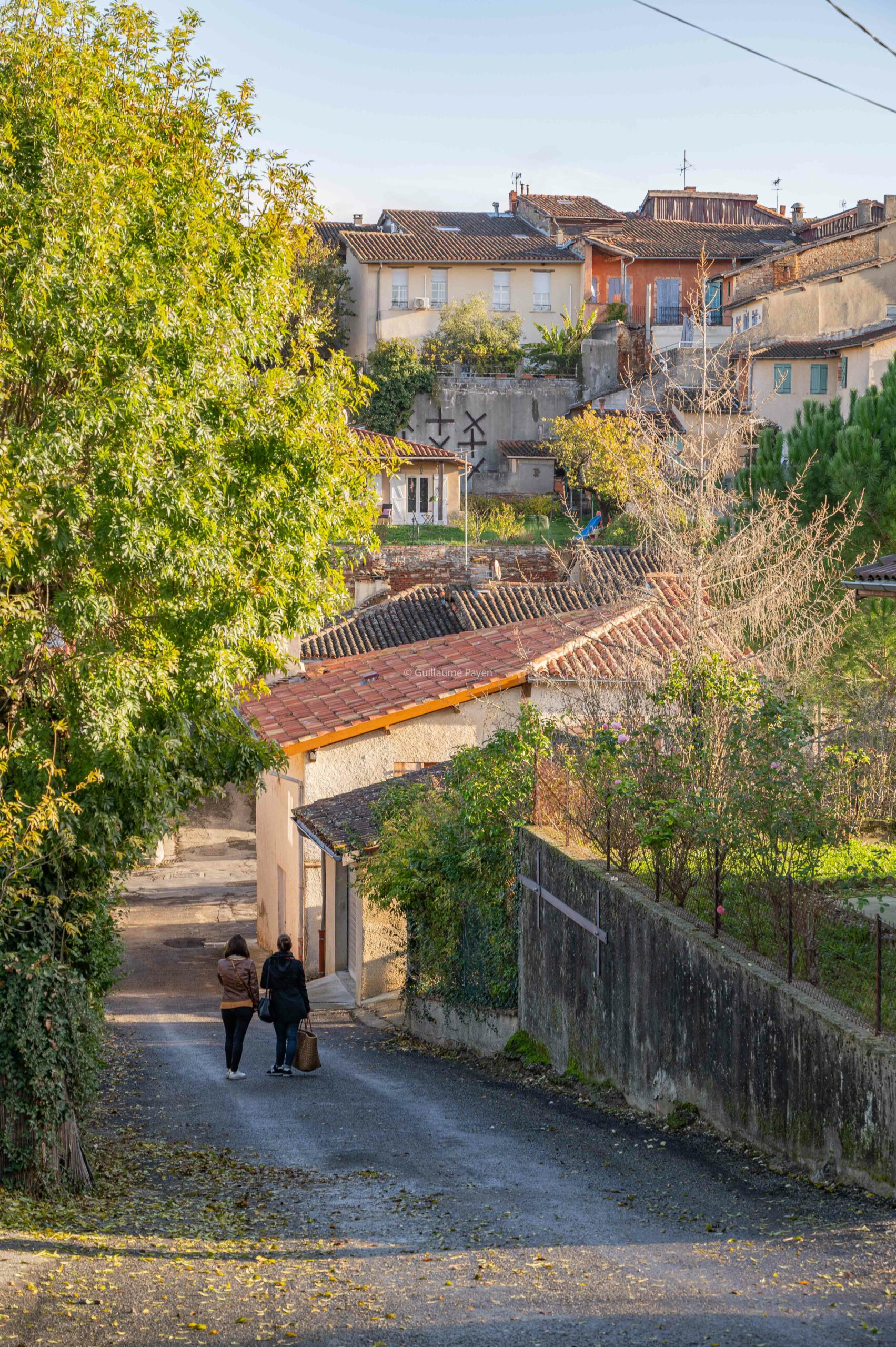 Belle vue avec perspective sur une ruelles pentue du Gimont