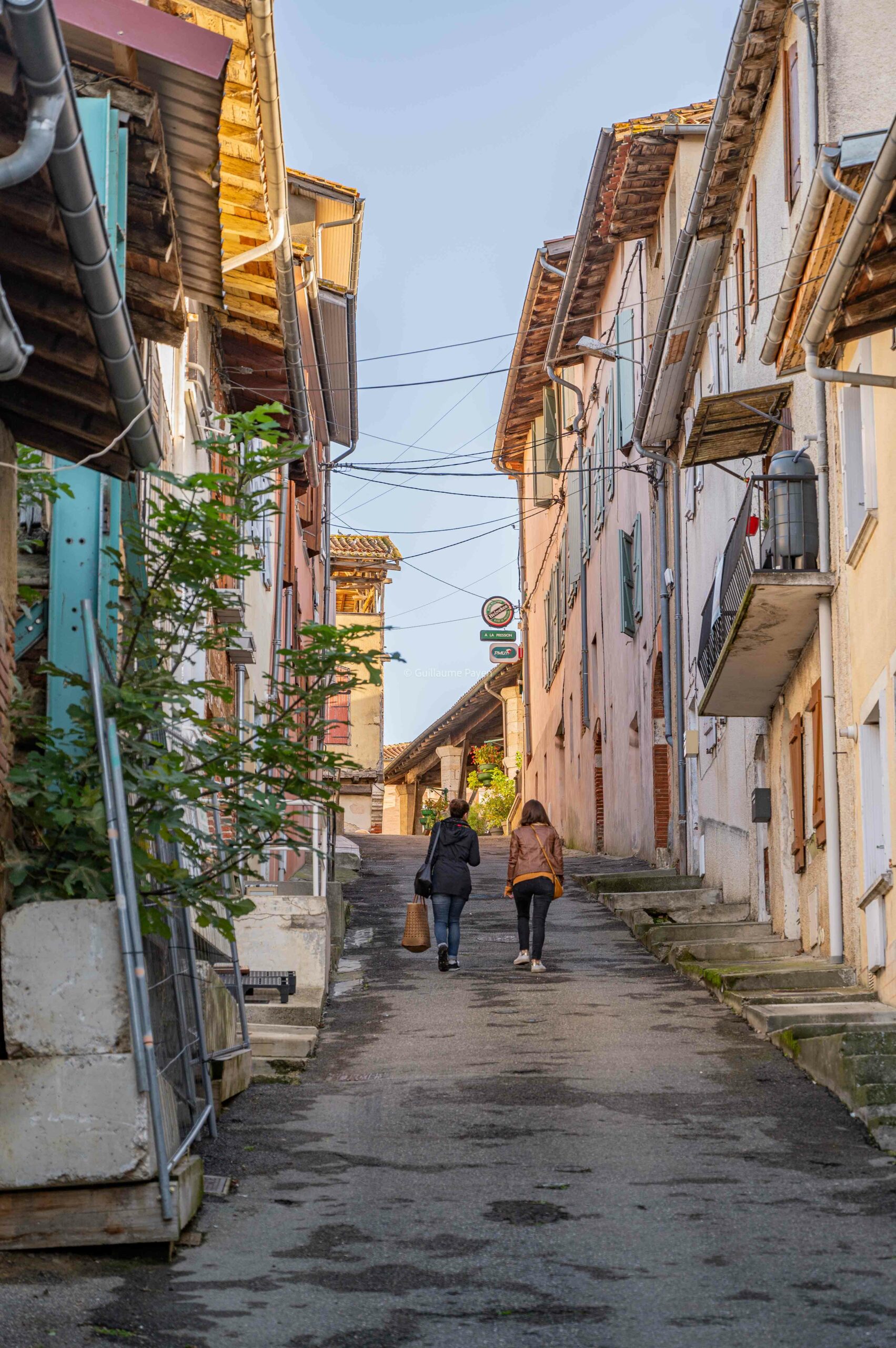 Ruelles qui monte dur à Gimont en direction de son marché, on voit de superbes maisons colorées