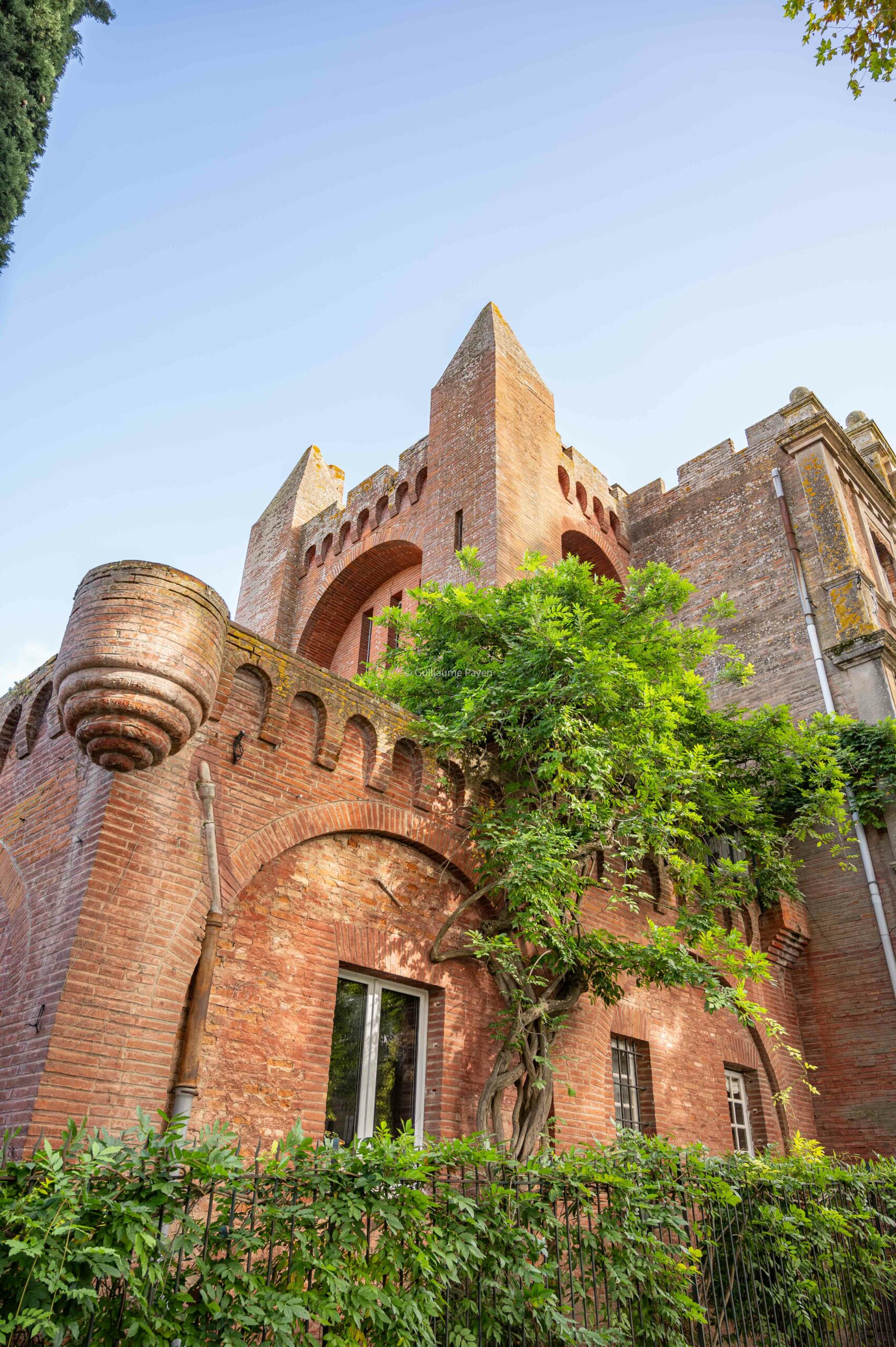 Photo de l'Isle Jourdain qui montre ses ruelles et ses bâtiments traditionnels du Gers
