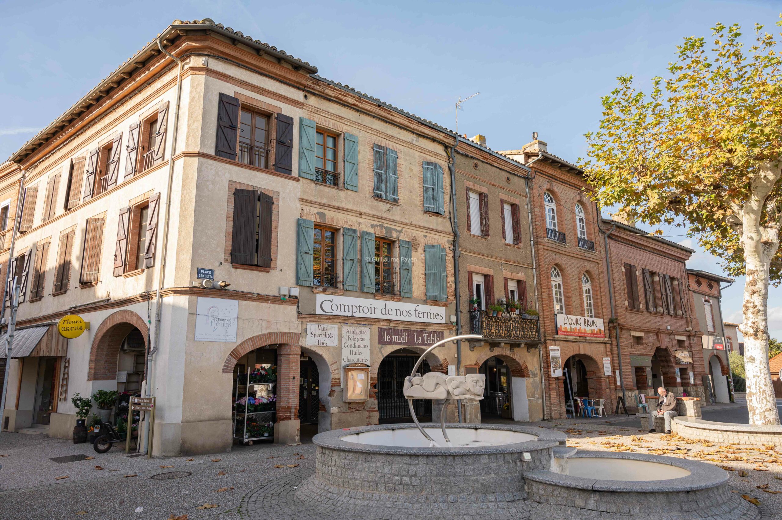 Photo de l'Isle Jourdain qui montre ses ruelles et ses bâtiments traditionnels du Gers