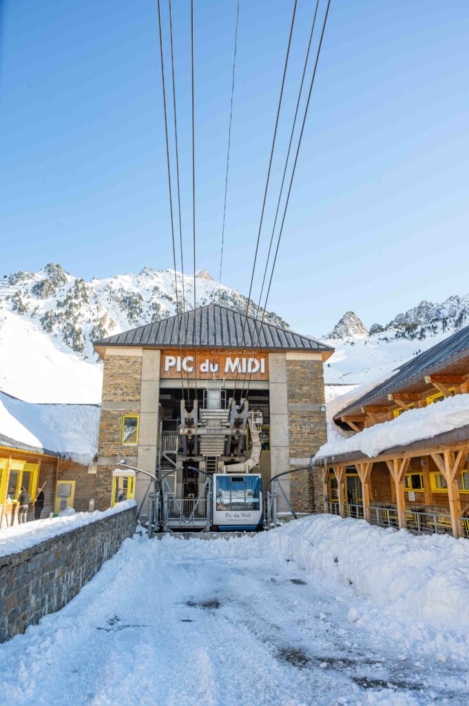 La célèbre passerelle du Pic du Midi accessible en train et en car - Guillaume Payen blog Voyage 