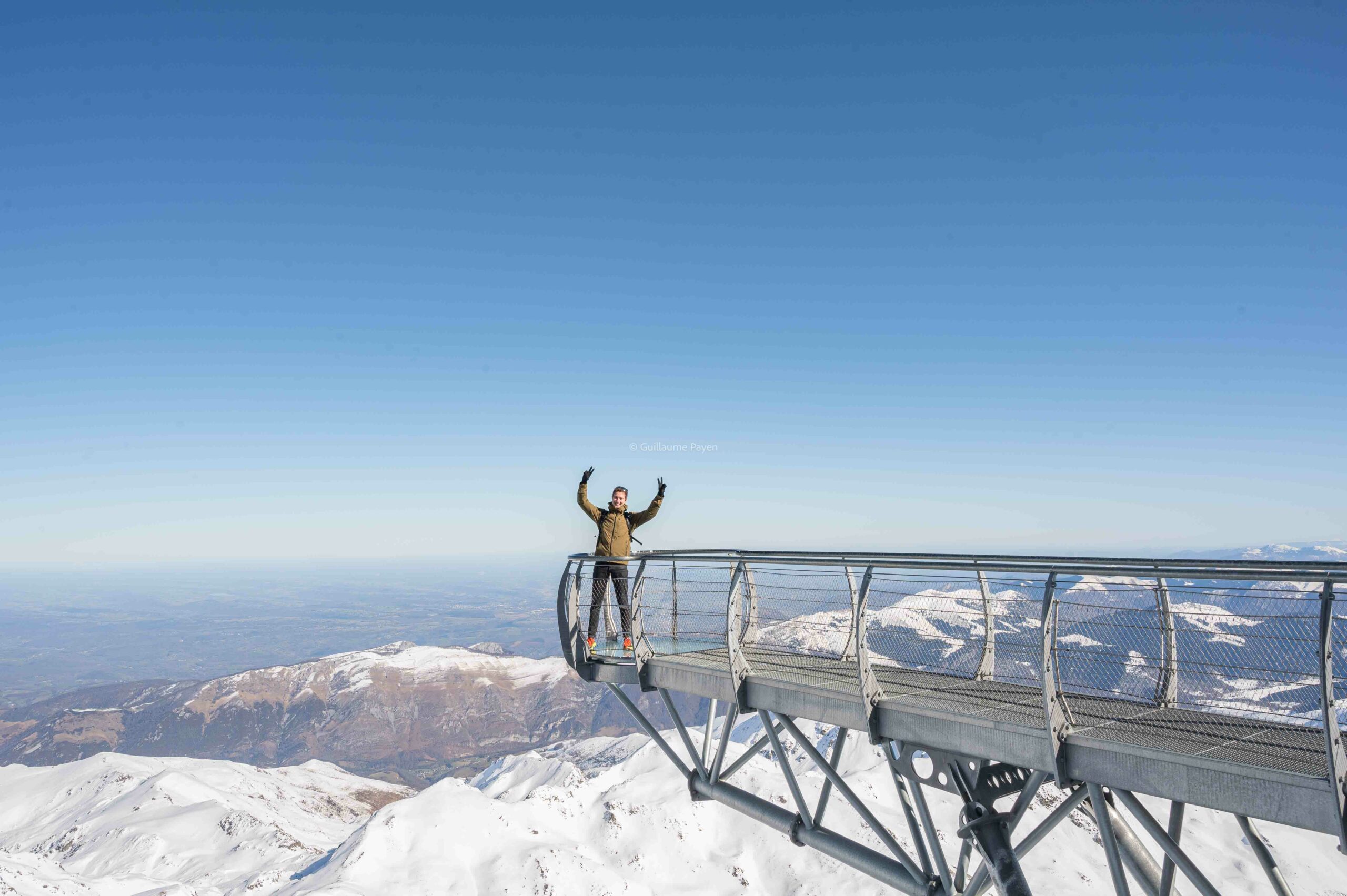 La célèbre passerelle du Pic du Midi accessible en train et en car - Guillaume Payen blog Voyage 