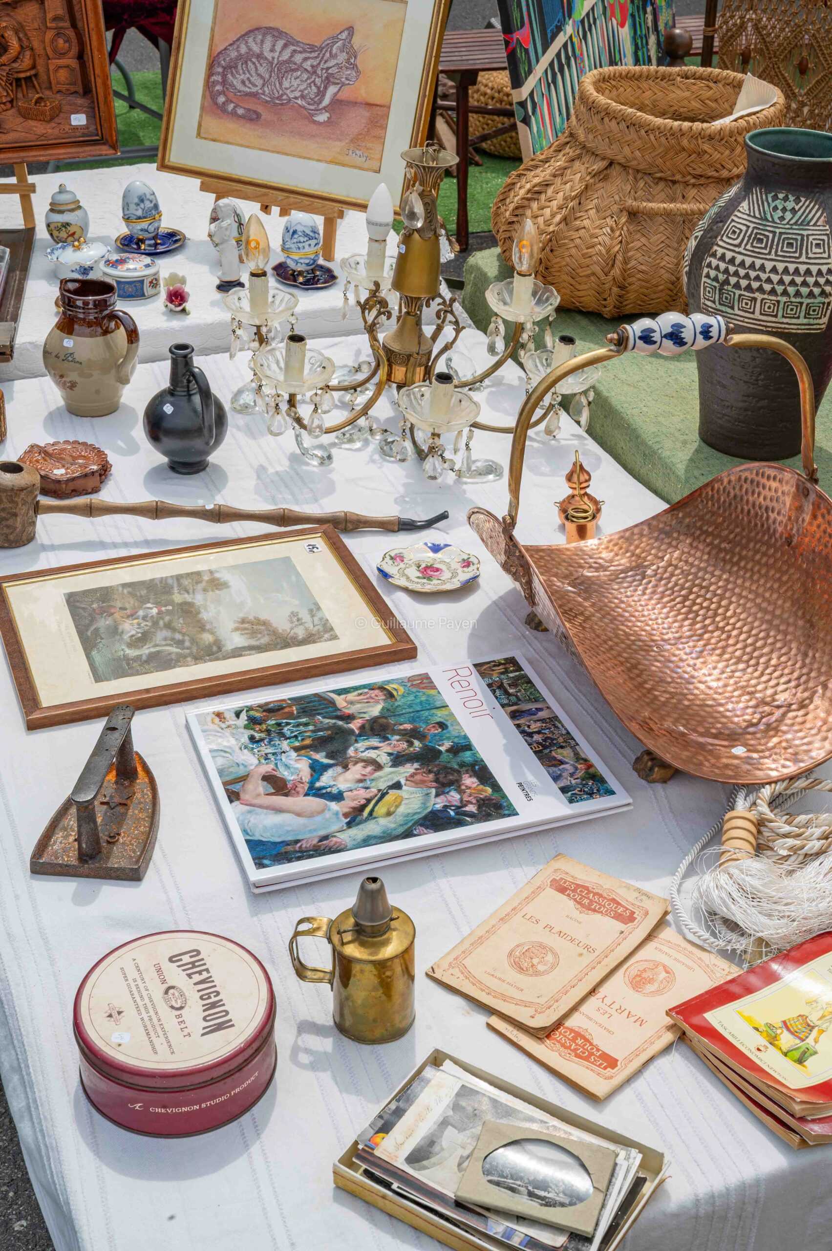La brocante place Charles David à Villeneuve les Avignon La brocante place Charles David à Villeneuve les Avignon