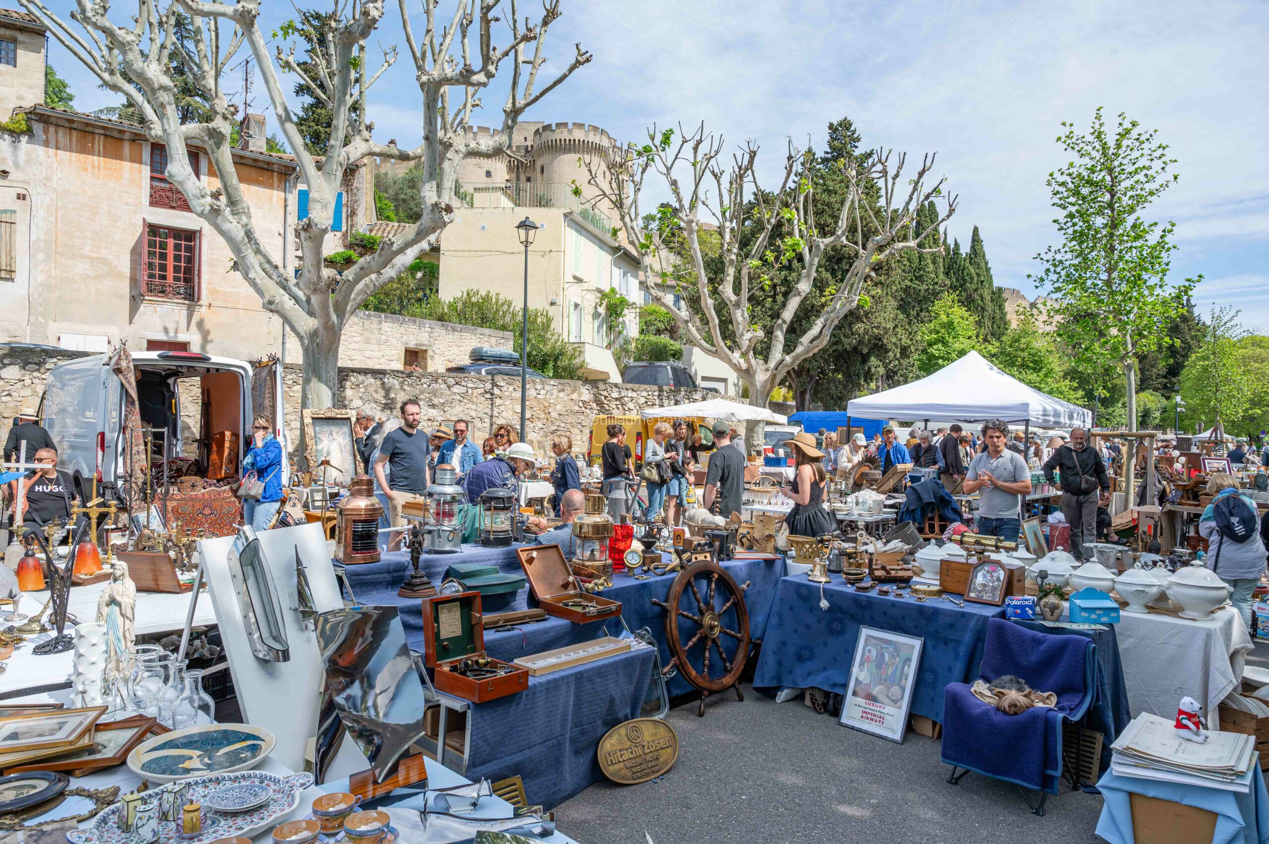 La brocante place Charles David à Villeneuve les Avignon La brocante place Charles David à Villeneuve les Avignon
