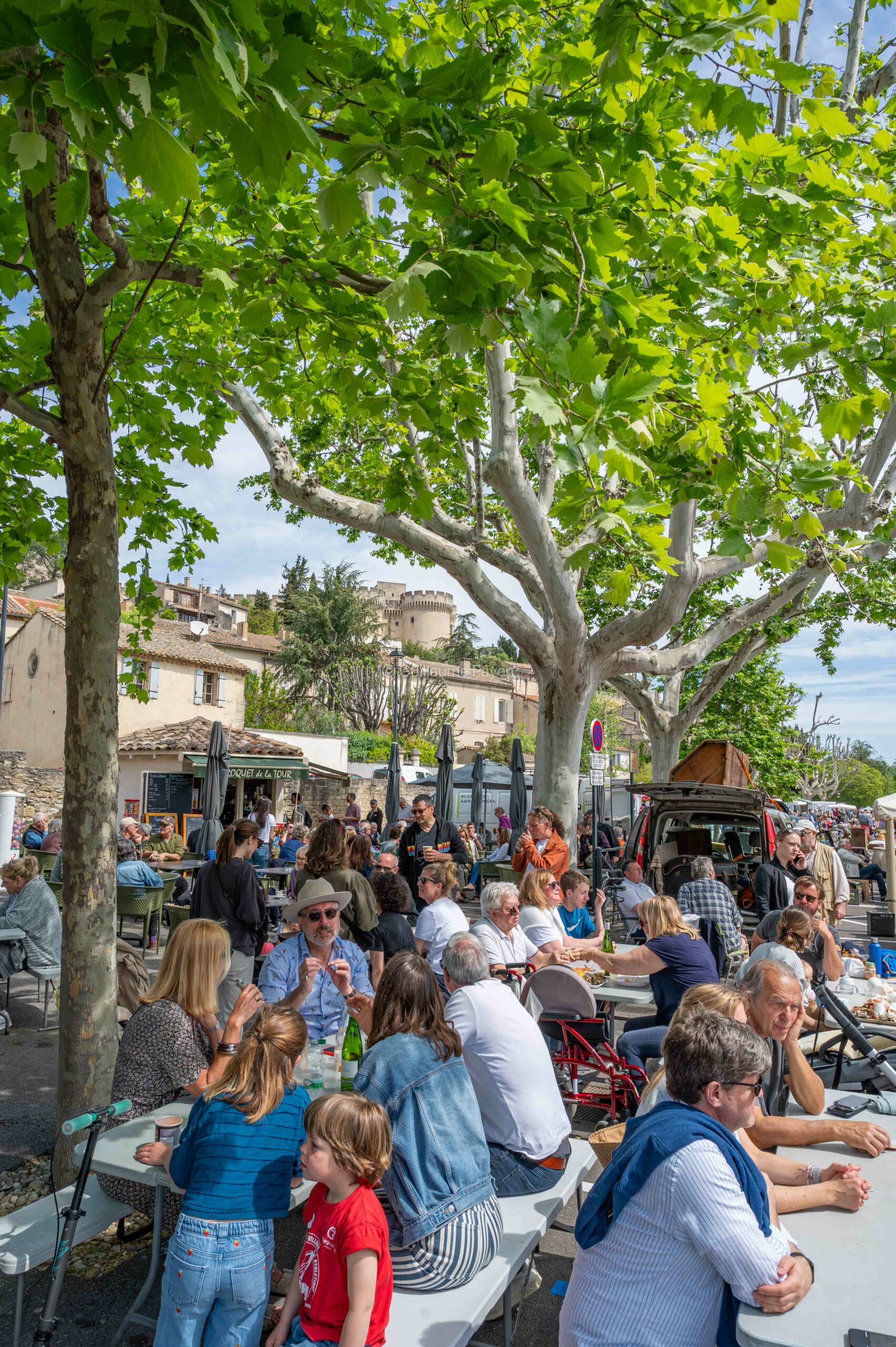 La brocante place Charles David à Villeneuve les Avignon La brocante place Charles David à Villeneuve les Avignon