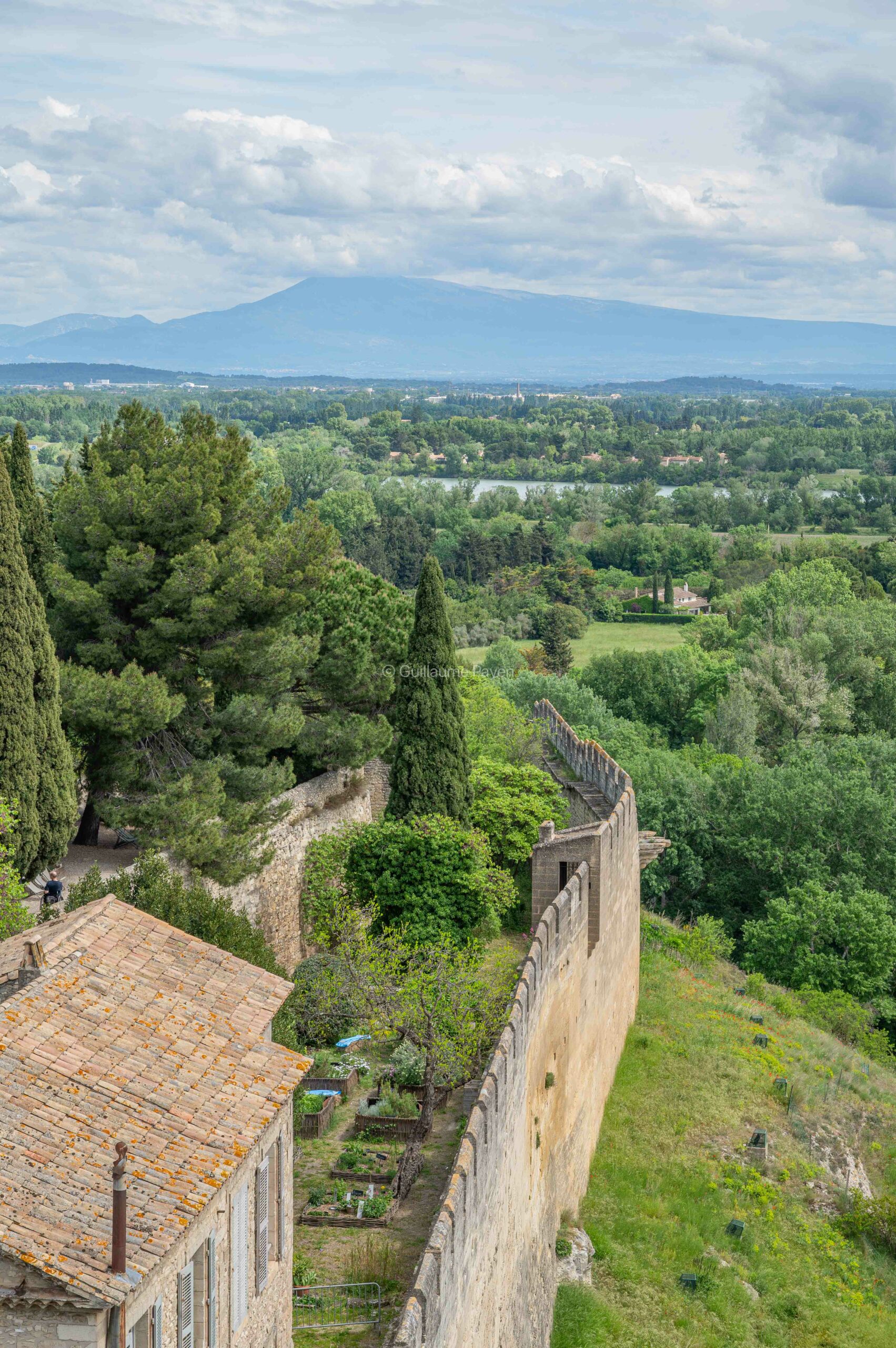Fort Saint-André à Villeneuve lès Avignon et vue sur le Mont Ventoux Fort Saint-André à Villeneuve lès Avignon et vue sur le Mont Ventoux