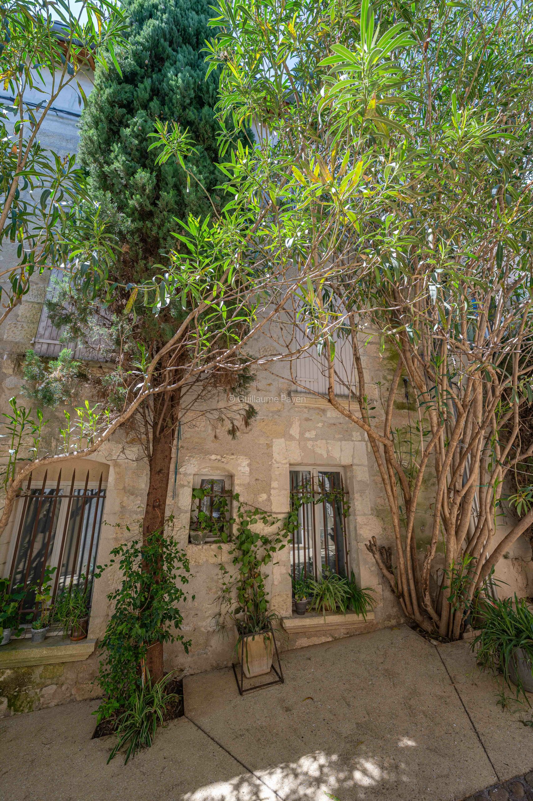 Ruelles et centre du village à Villeneuve les Avignon Ruelles et centre du village à Villeneuve les Avignon
