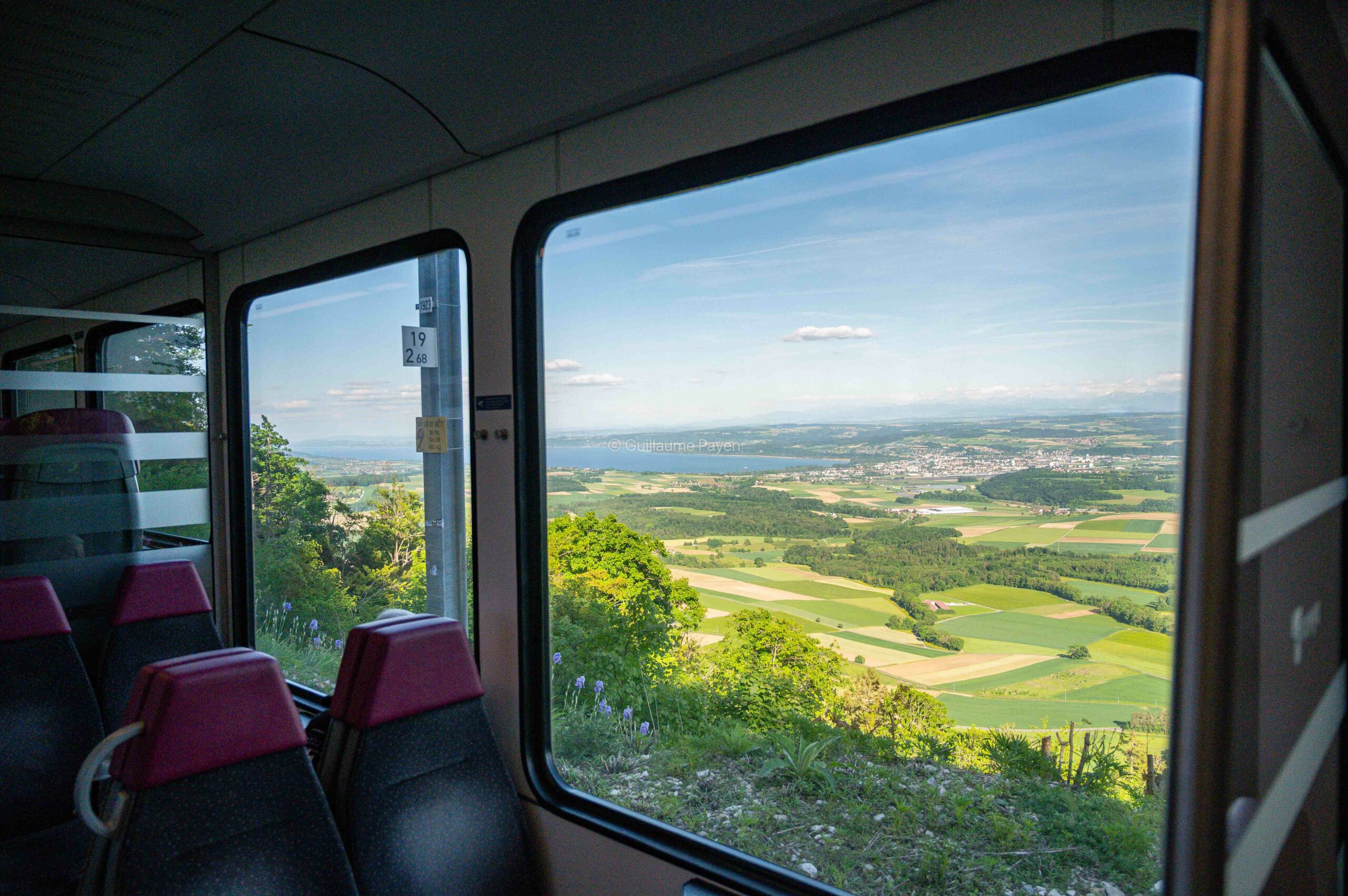 Vue du train panoramique entre la gare de Yverdon-les-Bains et la gare de Sainte-Croix dans le Nord Vaudois en Suisse Vue du train panoramique entre la gare de Yverdon-les-Bains et la gare de Sainte-Croix dans le Nord Vaudois en Suisse