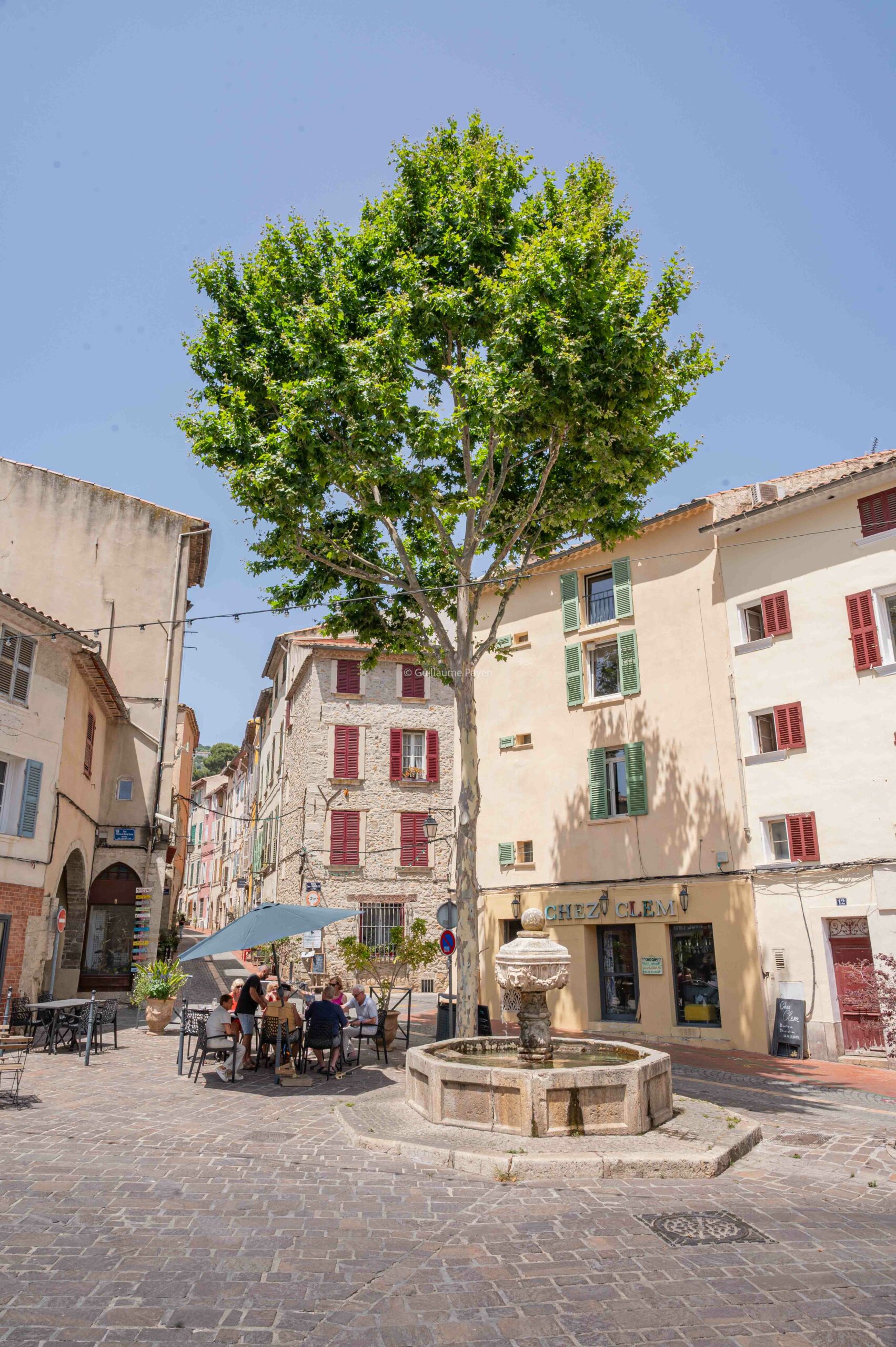 Le village d’Ollioules proche de Toulon Le village d’Ollioules proche de Toulon