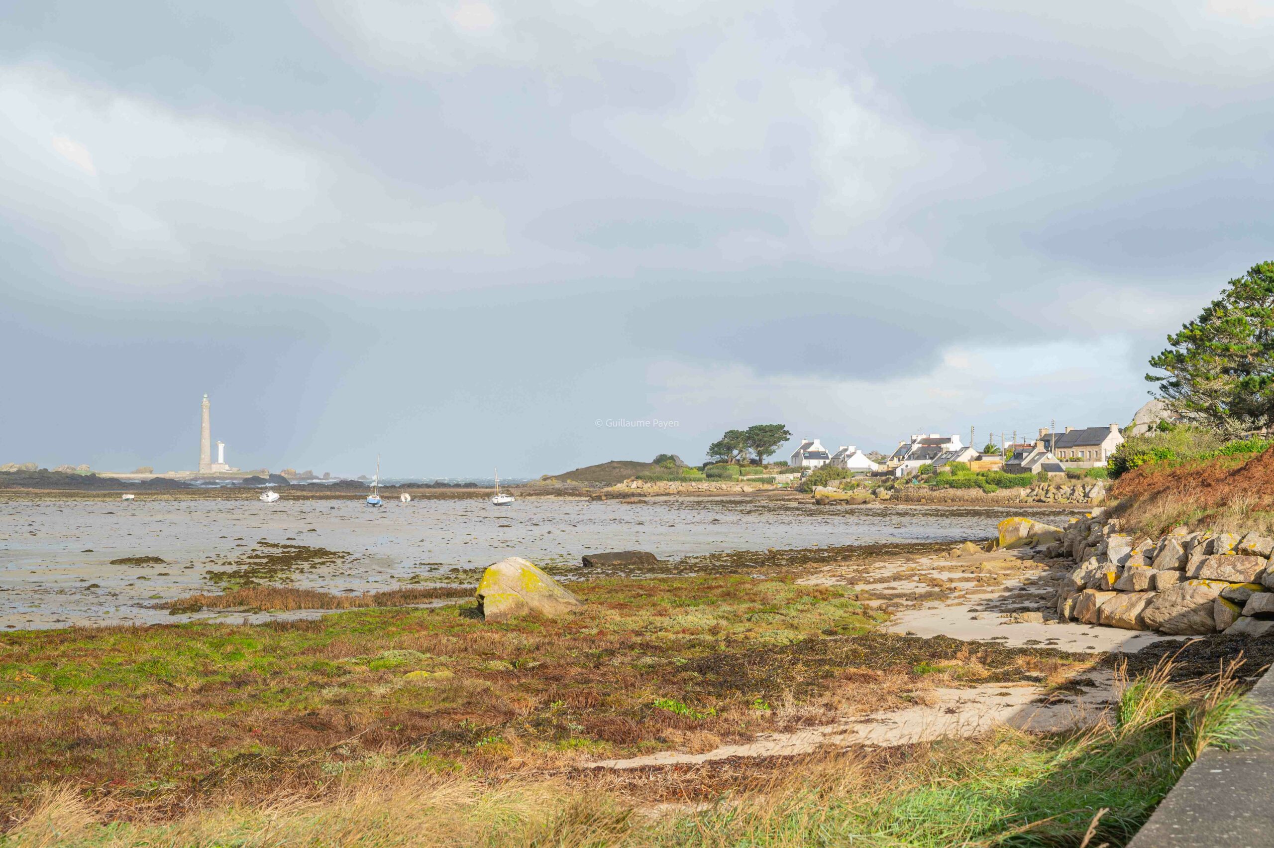 Aire de Pique nique avec vue sur le phare de l'île Vierge 