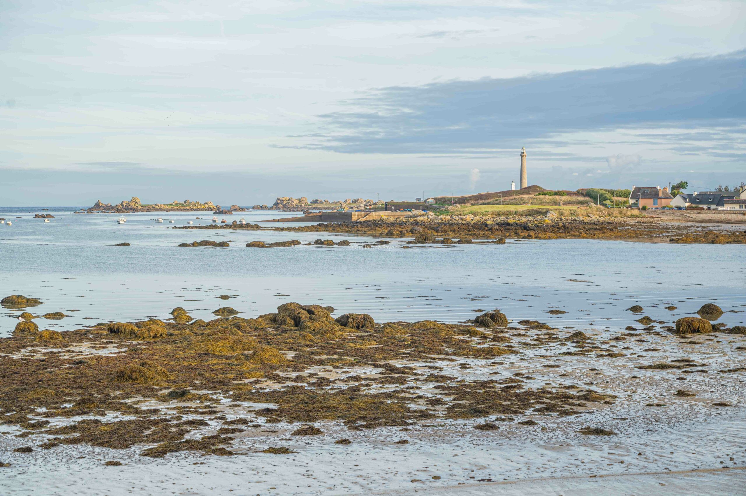 Plage et Port, vue sur le phare de l'Ile vierge à Plouguerneau