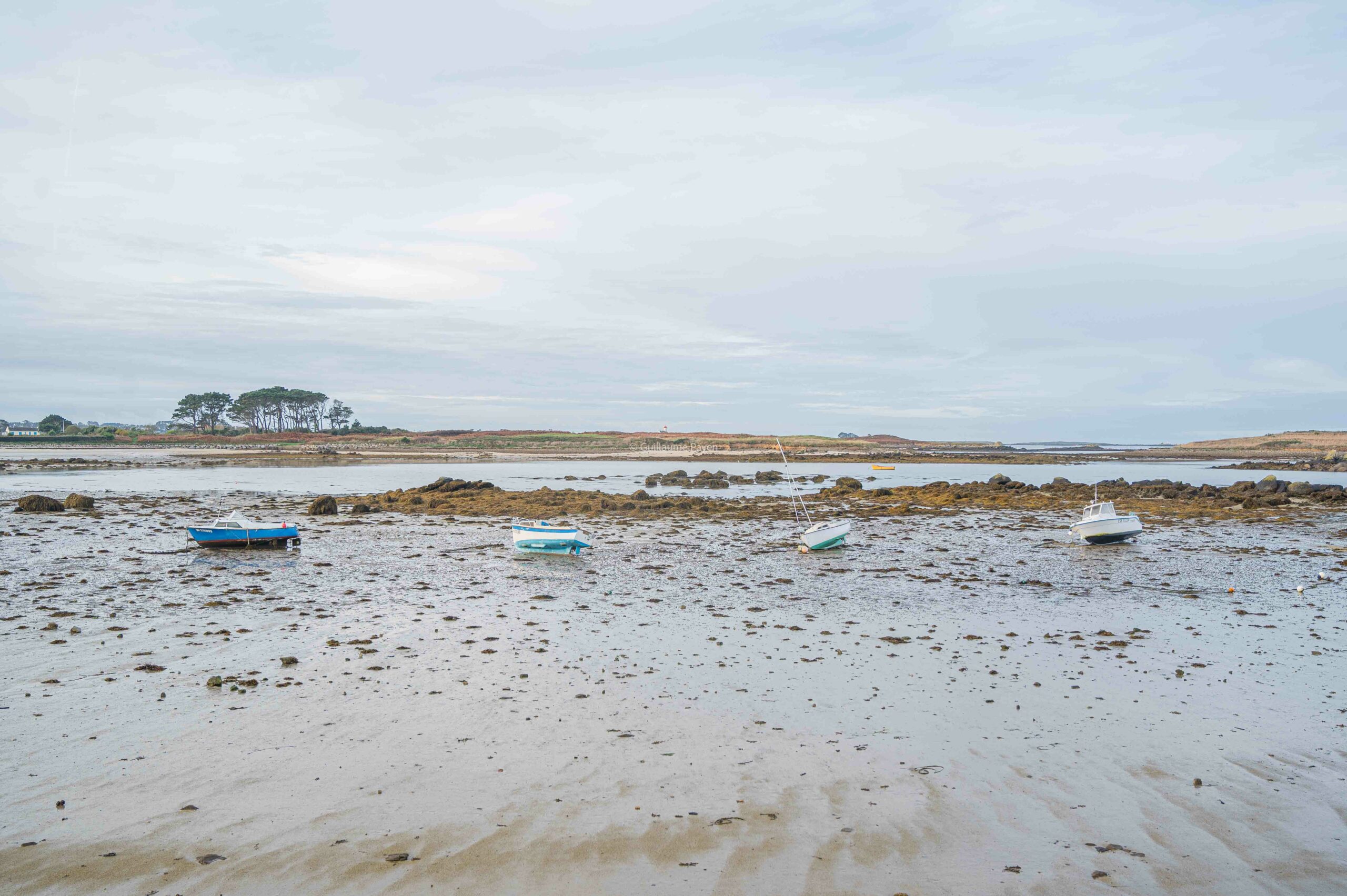 Plage et Port, vue sur le phare de l'Ile vierge à Plouguerneau