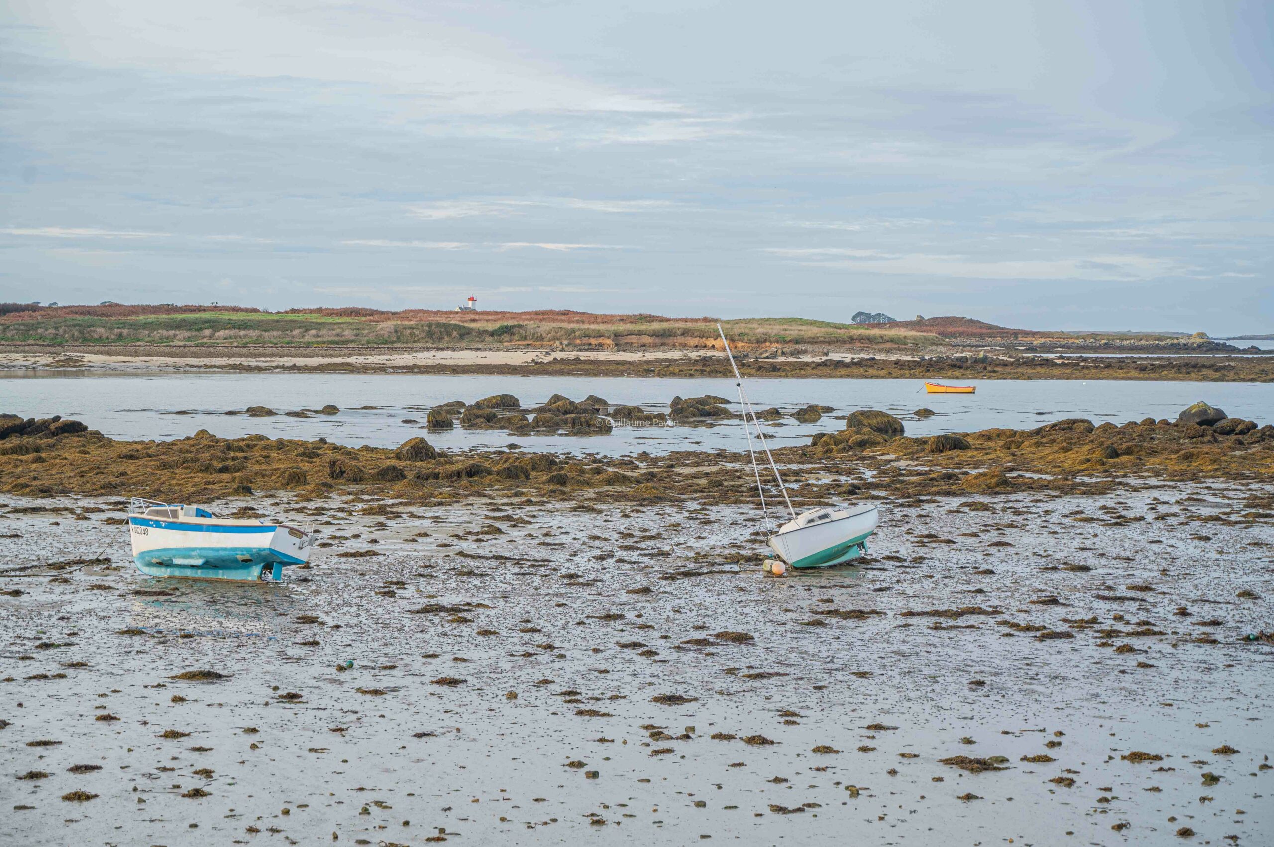 Plage et Port, vue sur le phare de l'Ile vierge à Plouguerneau