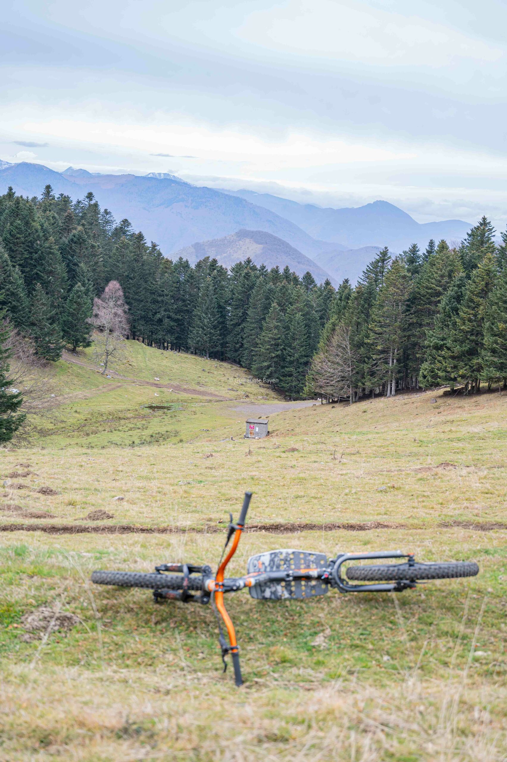 VTT de descente et trottinette sur la station du Mourtis