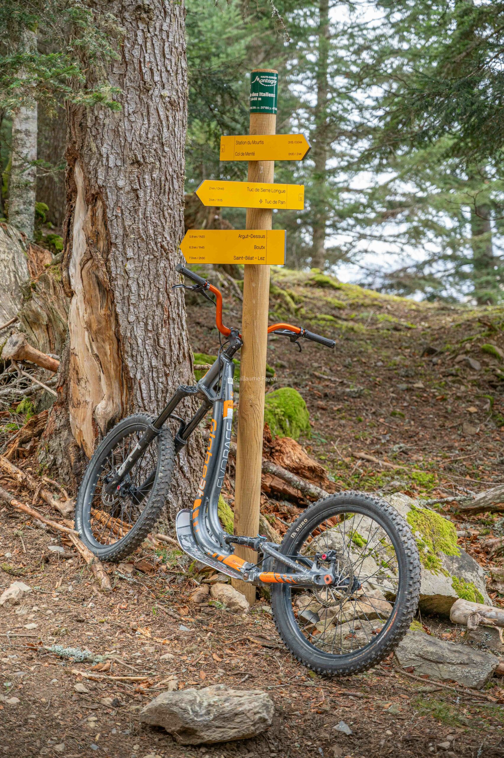 VTT de descente et trottinette sur la station du Mourtis