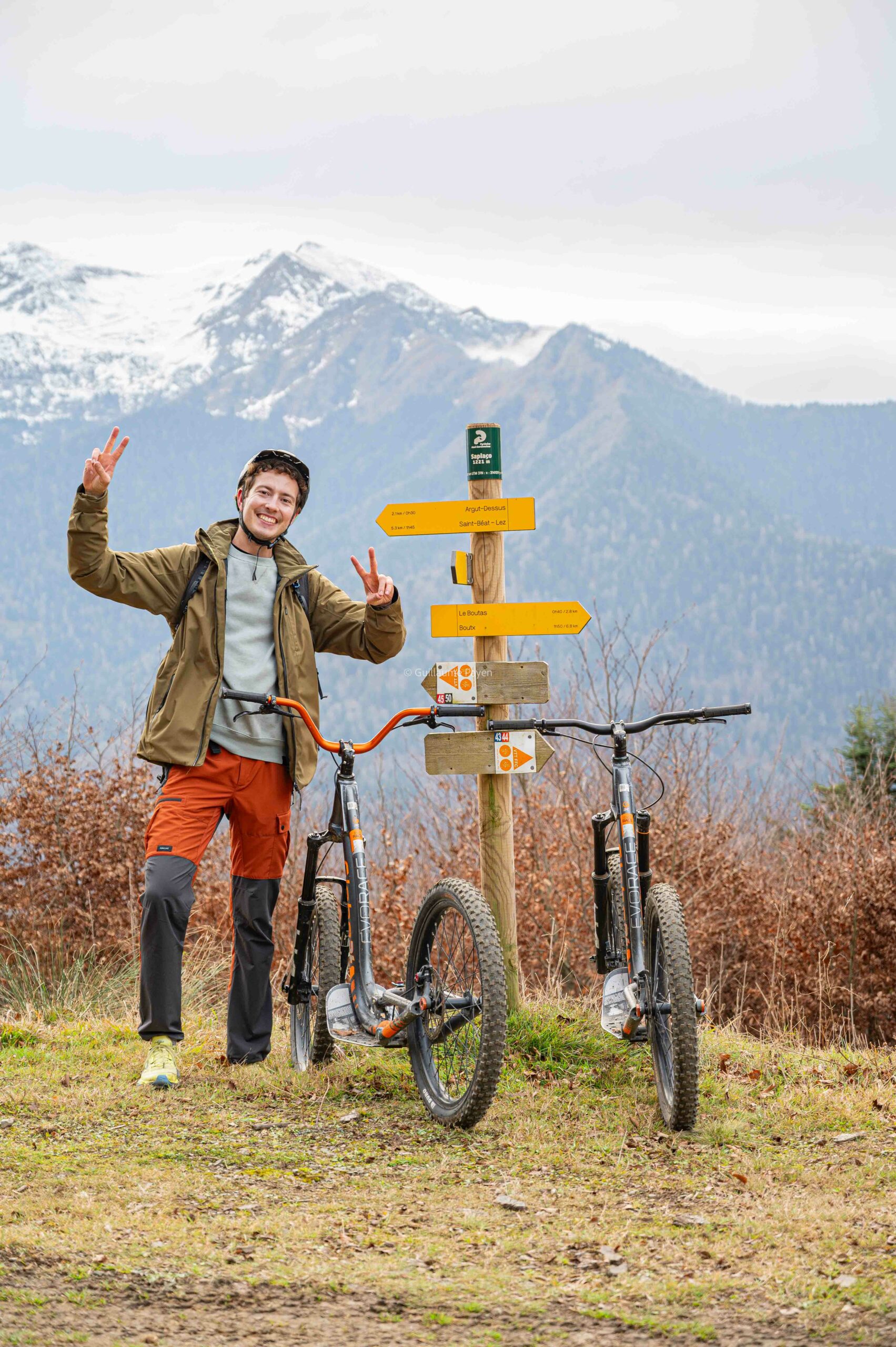 VTT de descente et trottinette sur la station du Mourtis