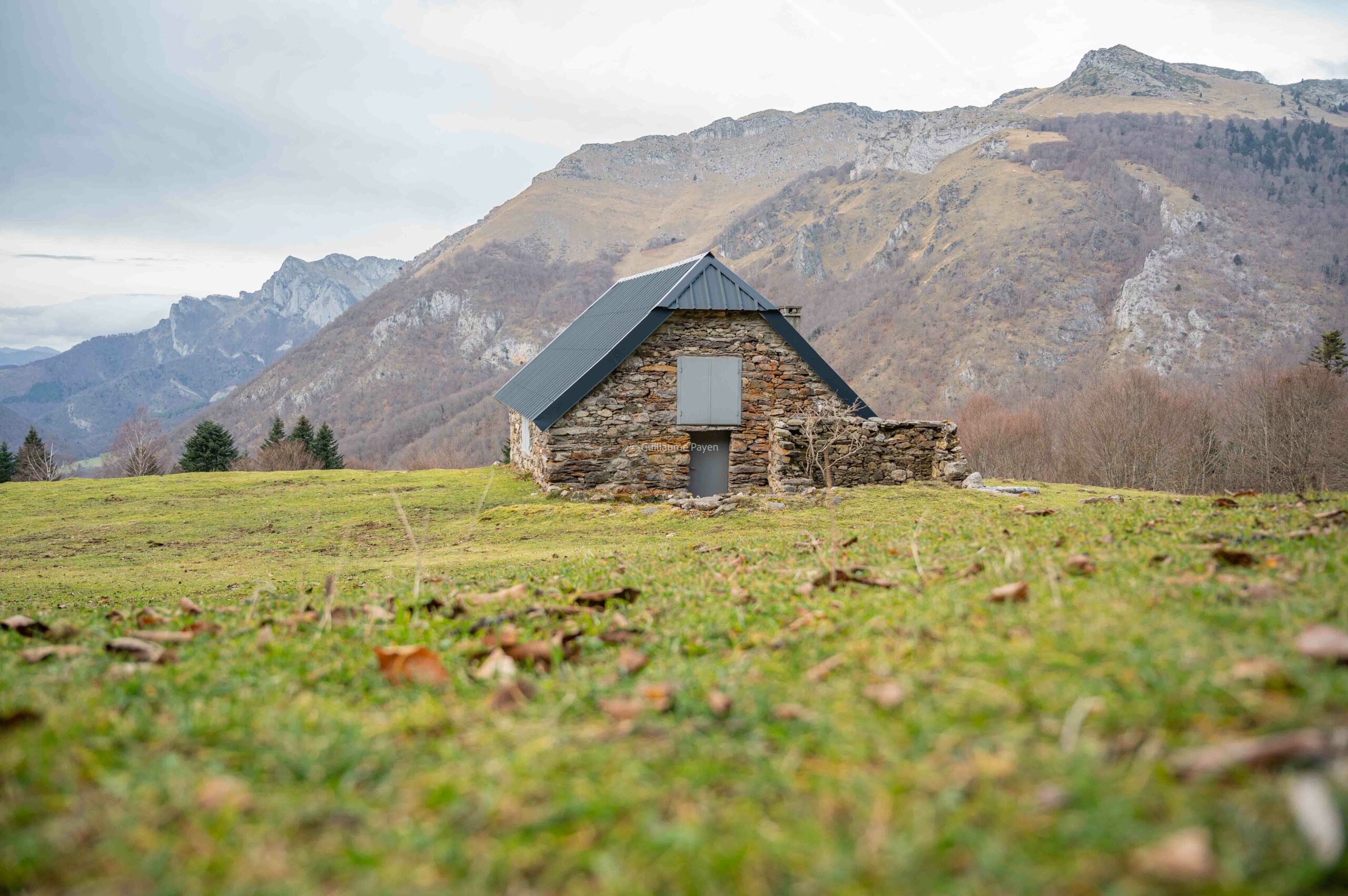 Cabane avec au loin la cabane de l'escalette 