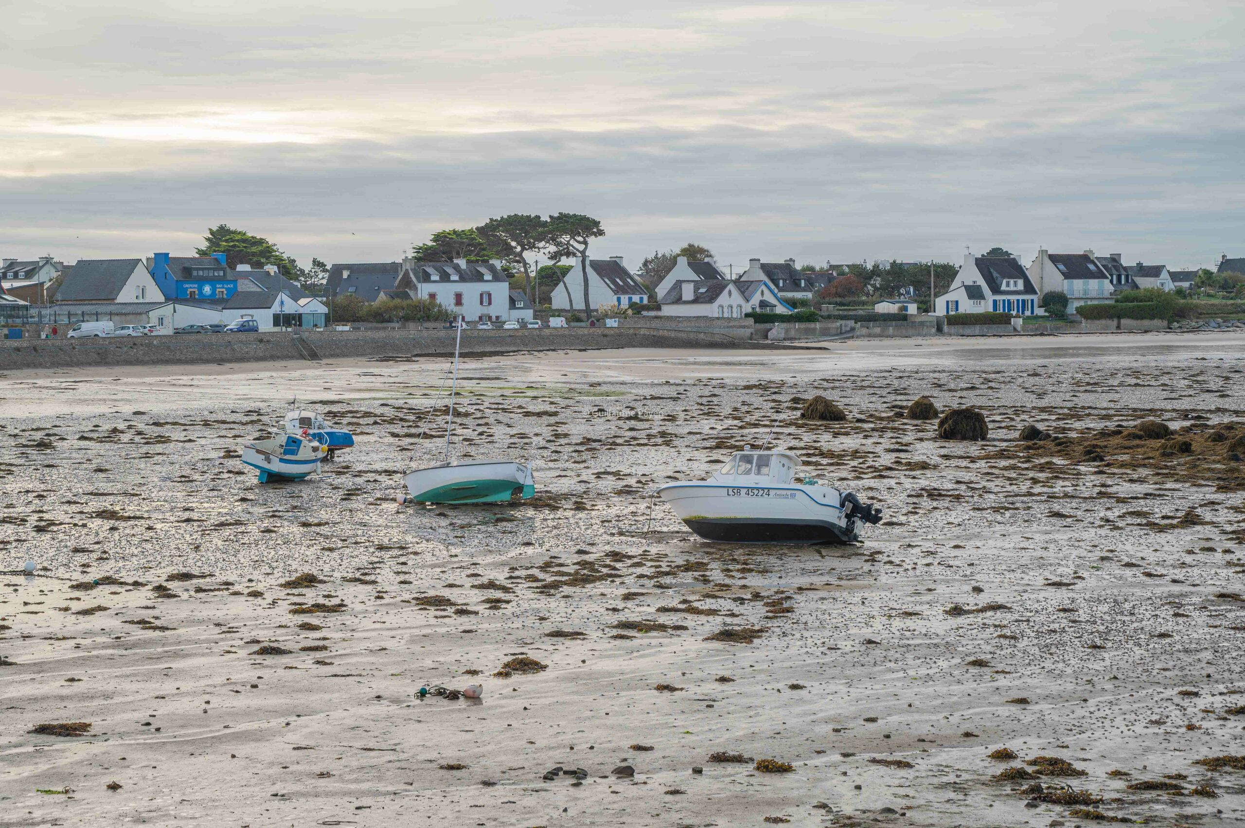Plage et Port, vue sur le phare de l'Ile vierge à Plouguerneau