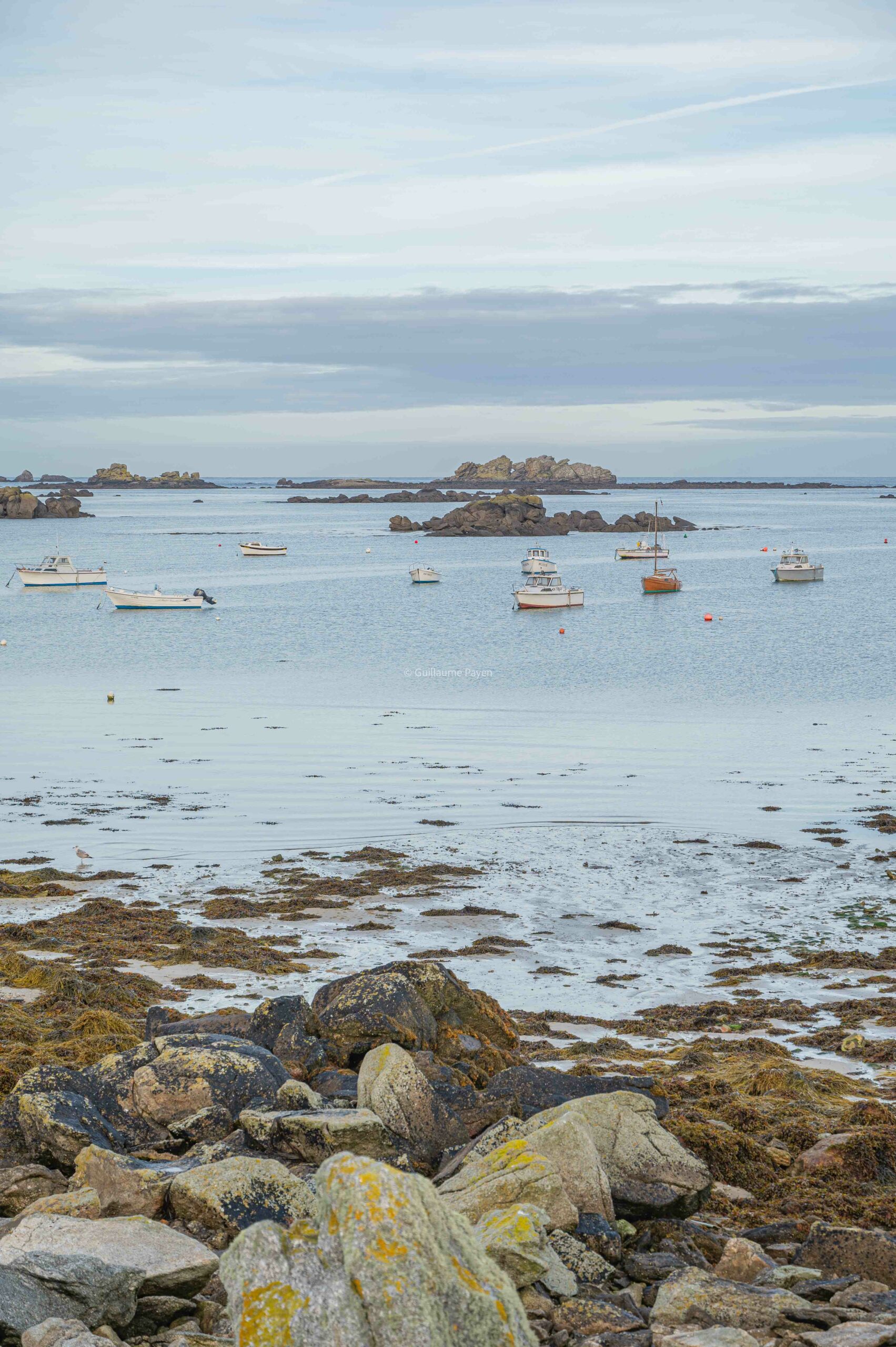 Plage et Port, vue sur le phare de l'Ile vierge à Plouguerneau