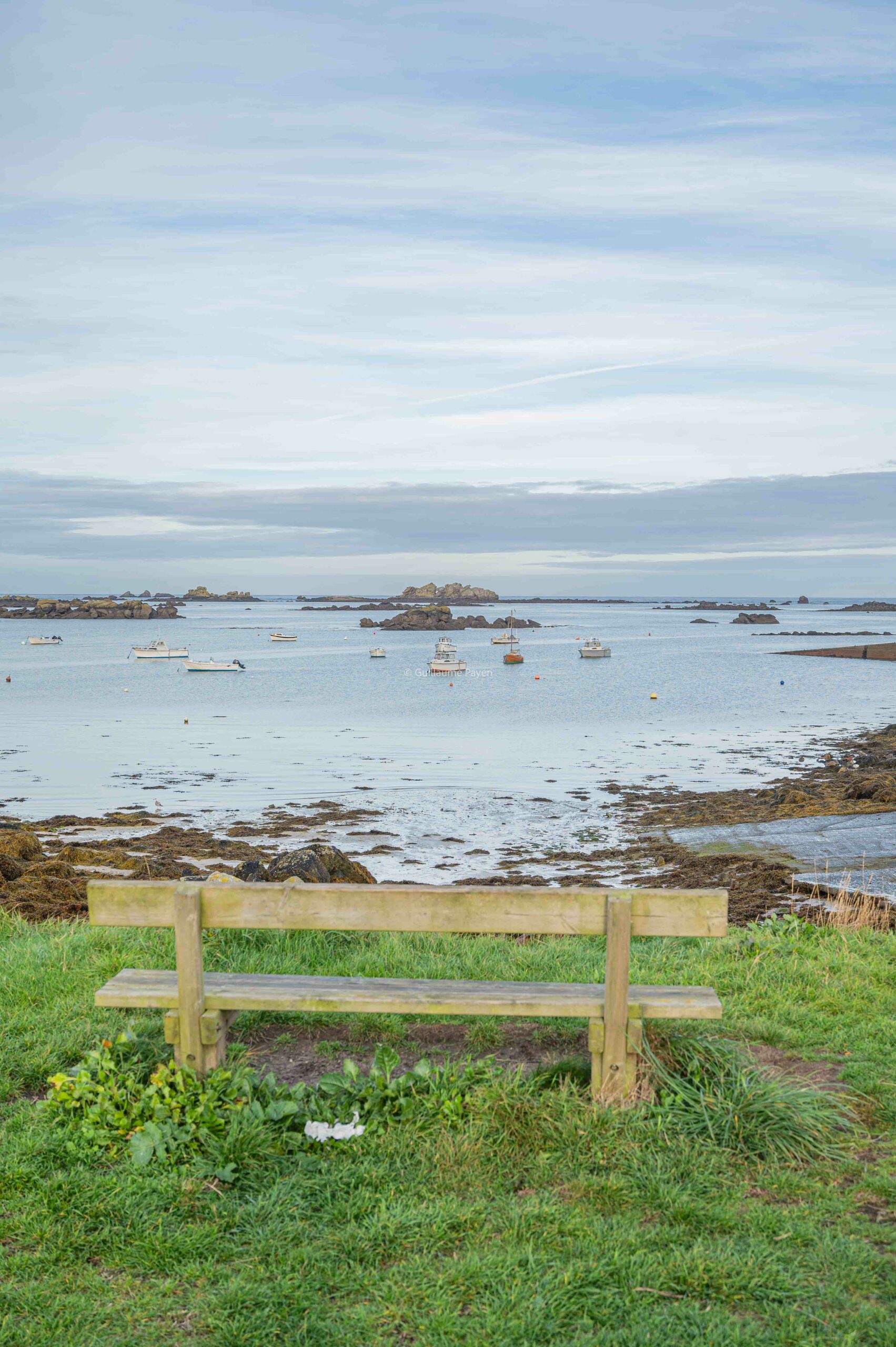 Plage et Port, vue sur le phare de l'Ile vierge à Plouguerneau