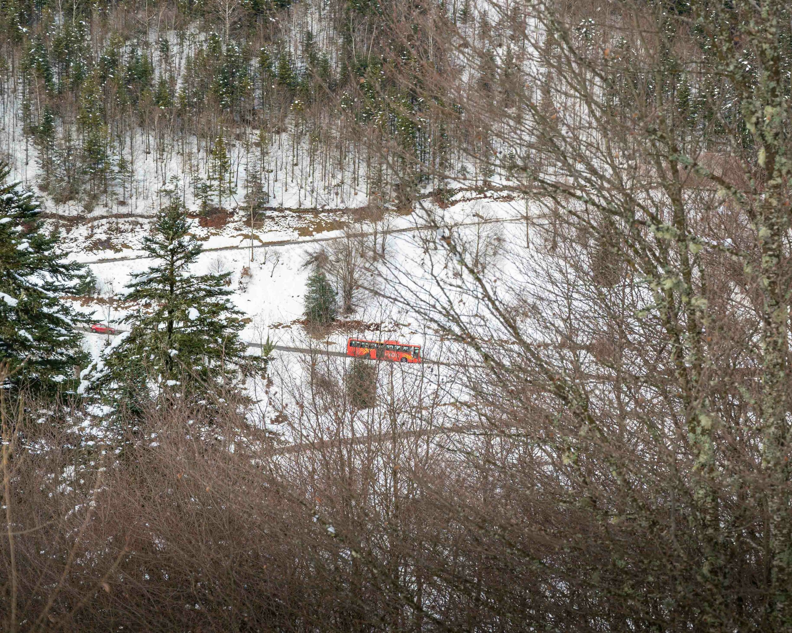 Photo d'un car liO dans la montagne pour rejoindre la station de ski de Guzet dans les Pyrénées Ariégeoises