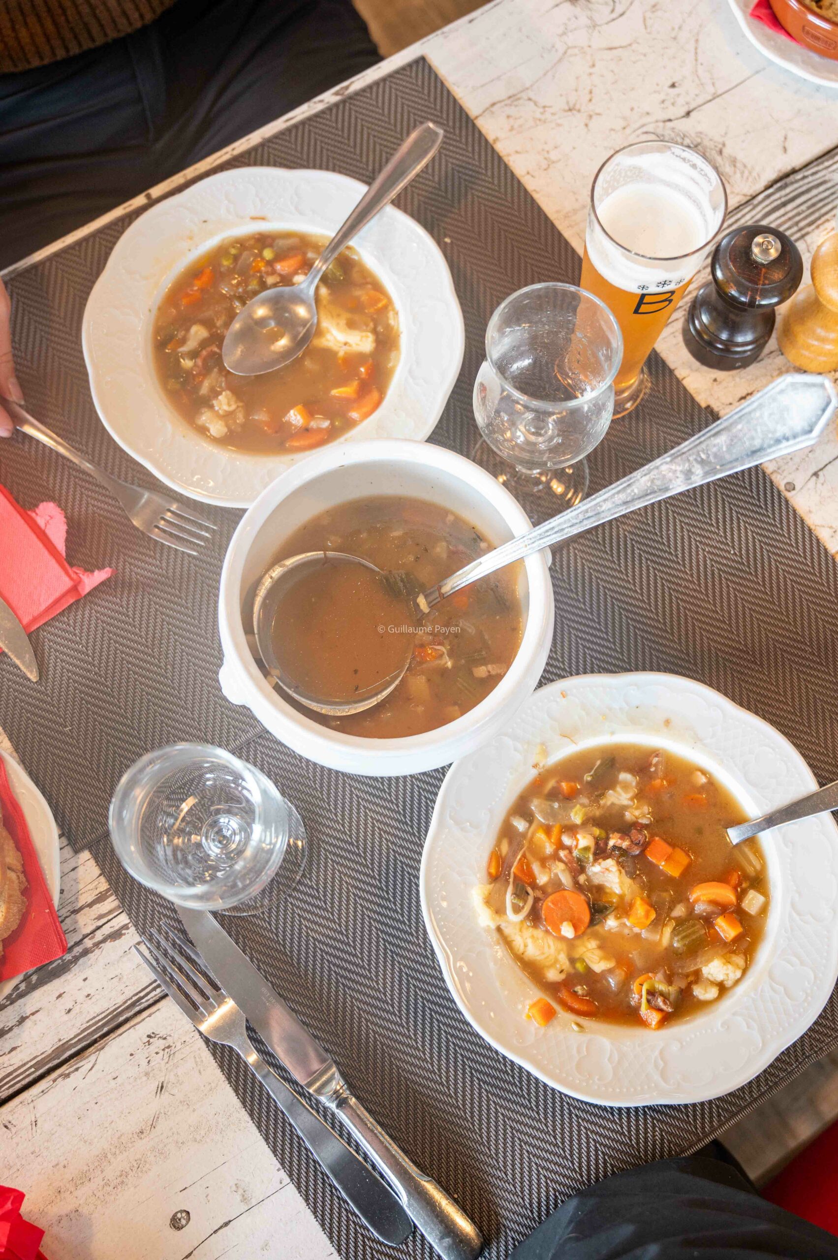 La traditionelle Garbure des Pyrénées au restaurant Chalet de Beauregard à Guzet Ariège 
