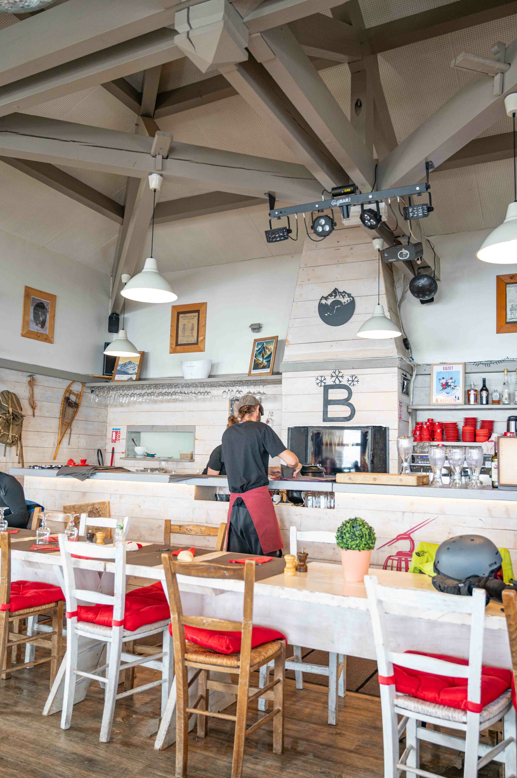 Intérieur du restaurant Chalet de Beauregard à Guzet Ariège 