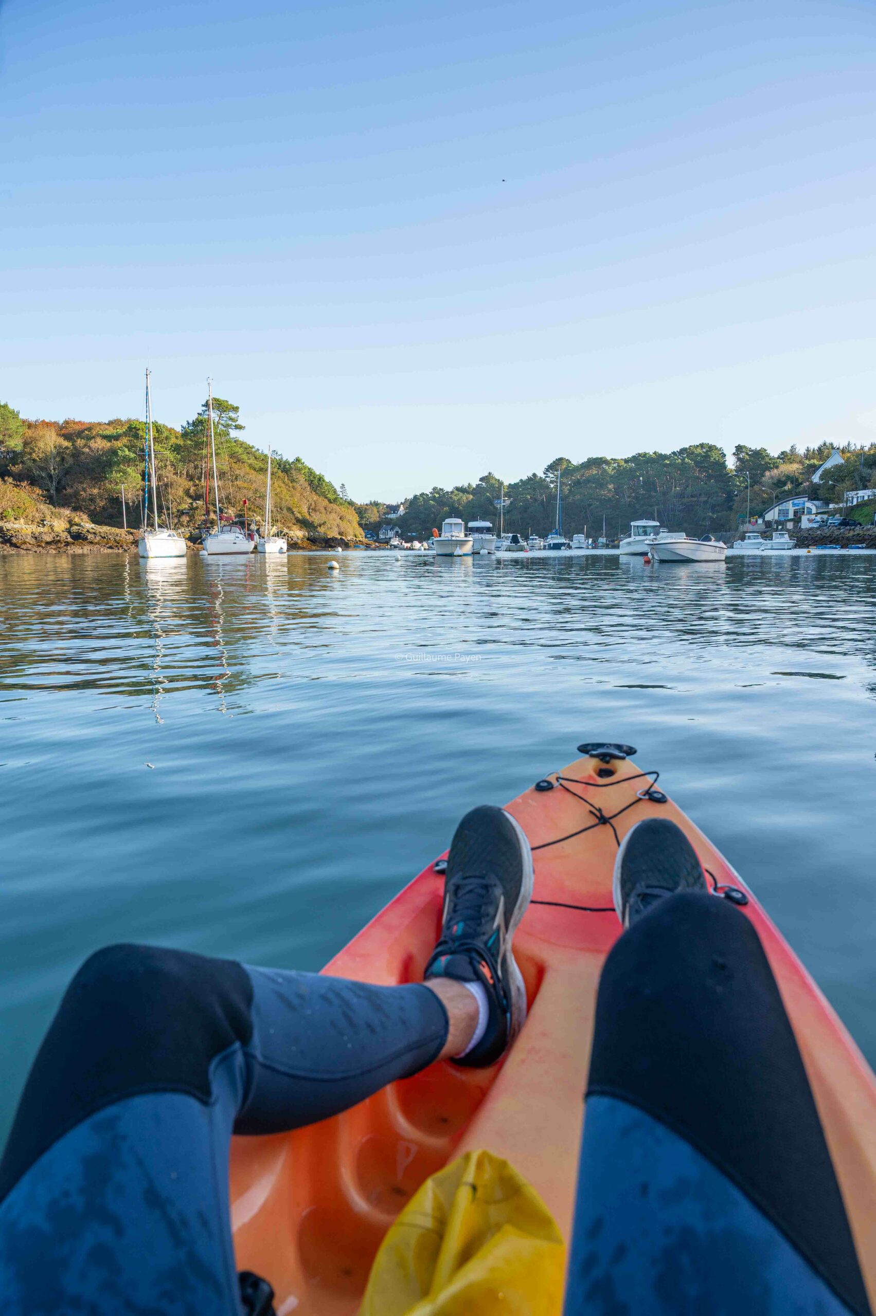 Kayak dans la ria de Brigneau