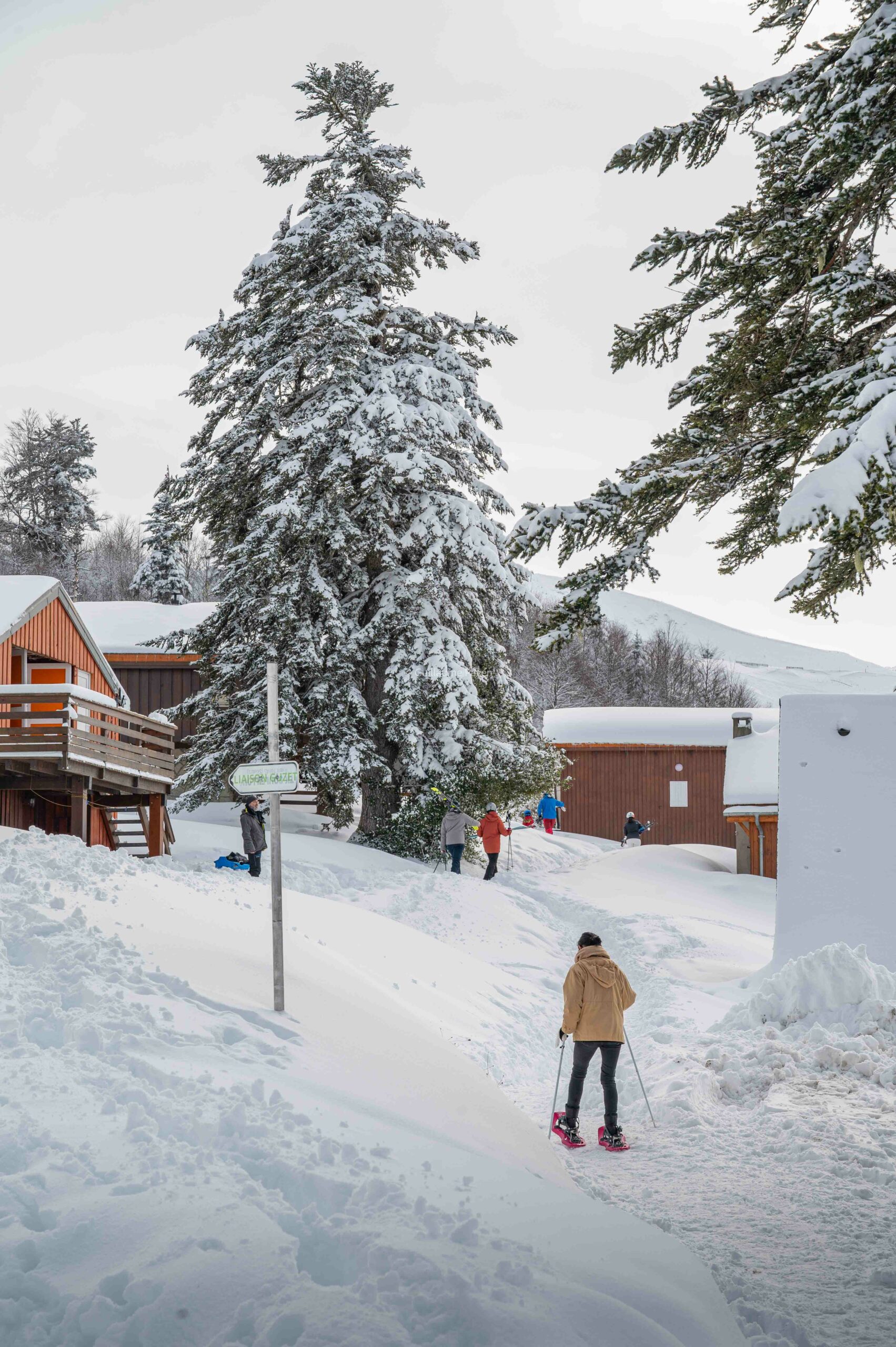Photos des chalets enneigés du Prat Mataou dans la station de ski Guzet en Ariège Pyrénées