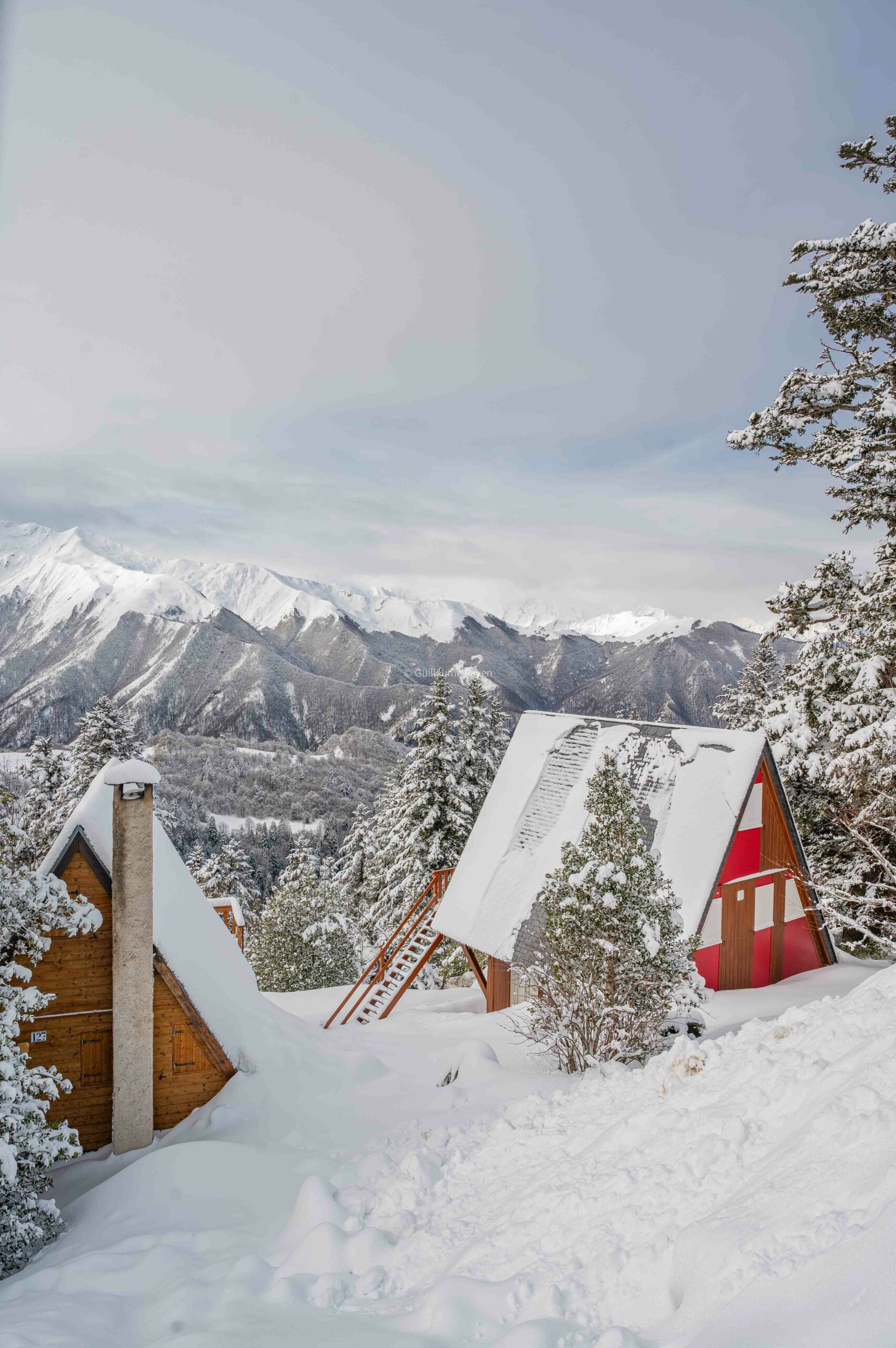 Photos des chalets enneigés du Prat Mataou dans la station de ski Guzet en Ariège Pyrénées