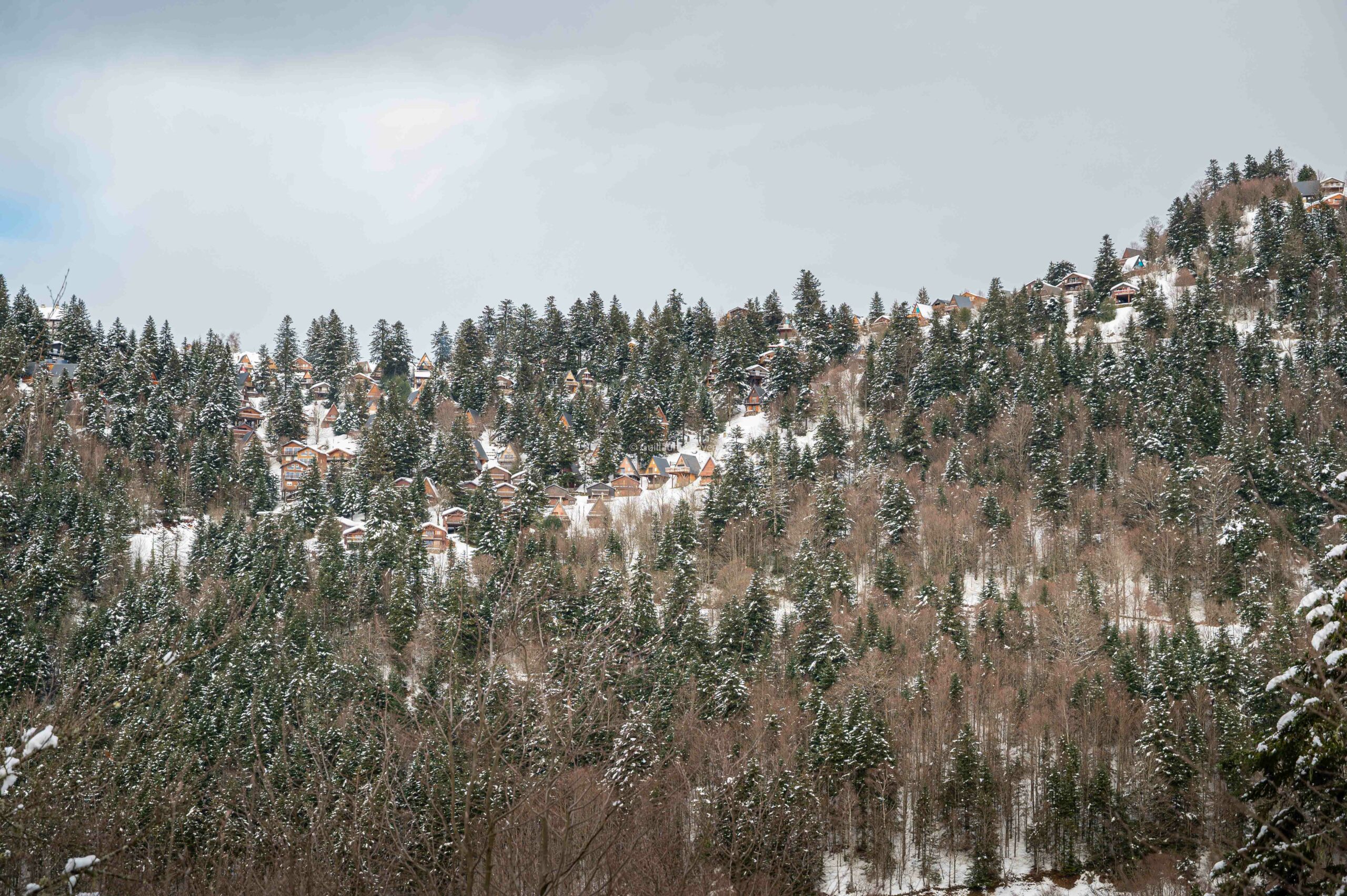 Photos des chalets enneigés du Prat Mataou dans la station de ski Guzet en Ariège Pyrénées
