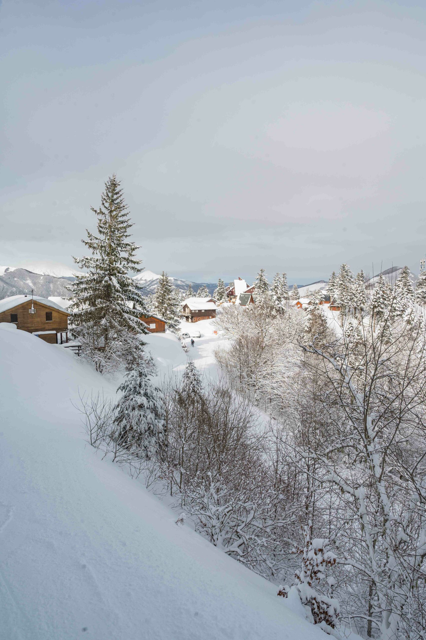 Photos des chalets enneigés du Prat Mataou dans la station de ski Guzet en Ariège Pyrénées