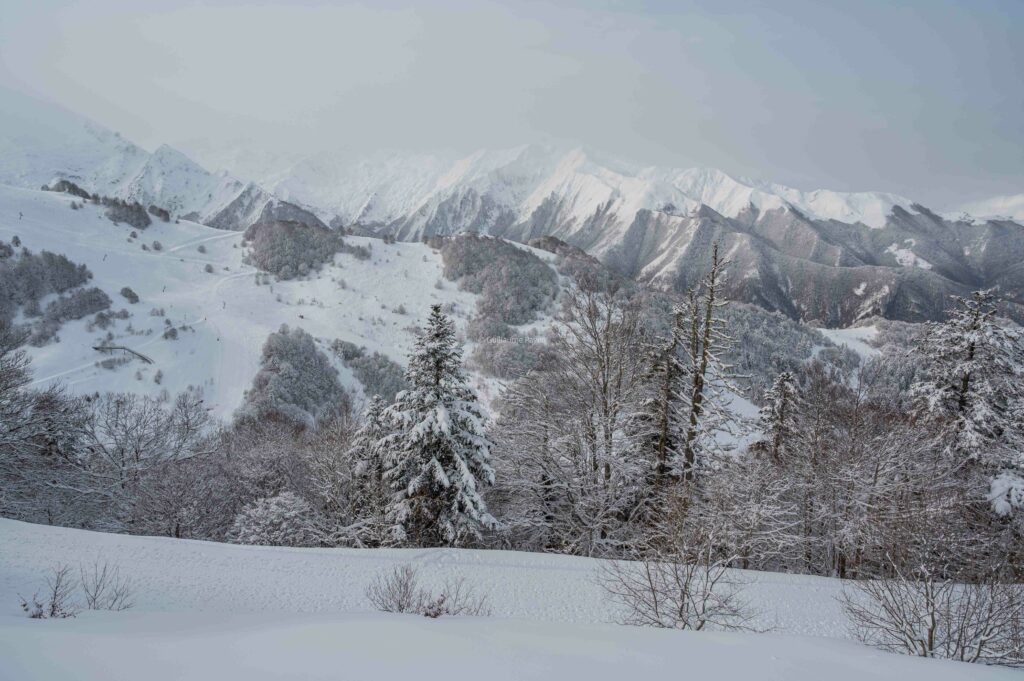 Vue sur les montagnes et la station de Guzet en Ariège Couserans