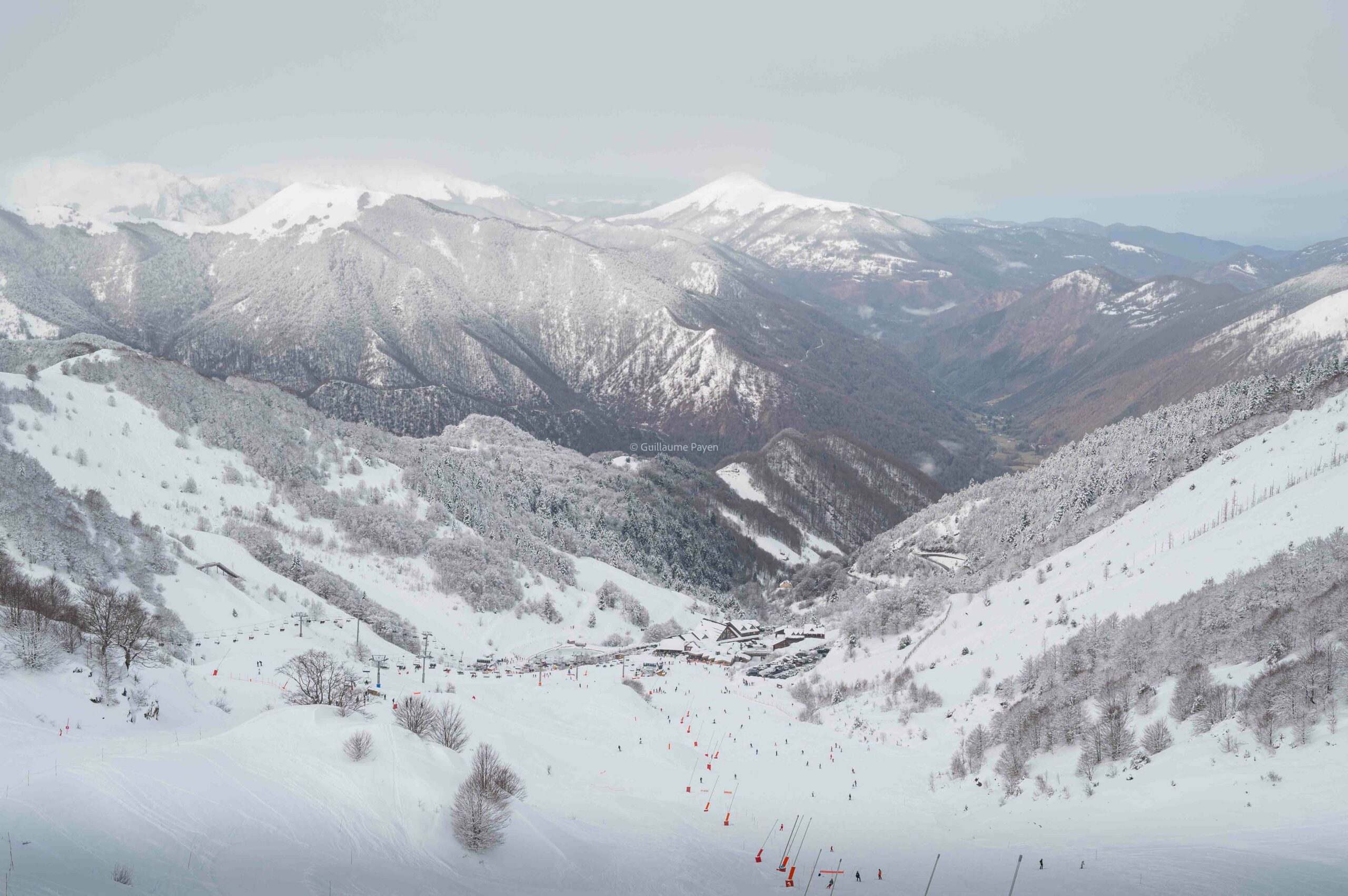 Point de vue depuis les pistes sur la station de Guzet dans le Couserans 
