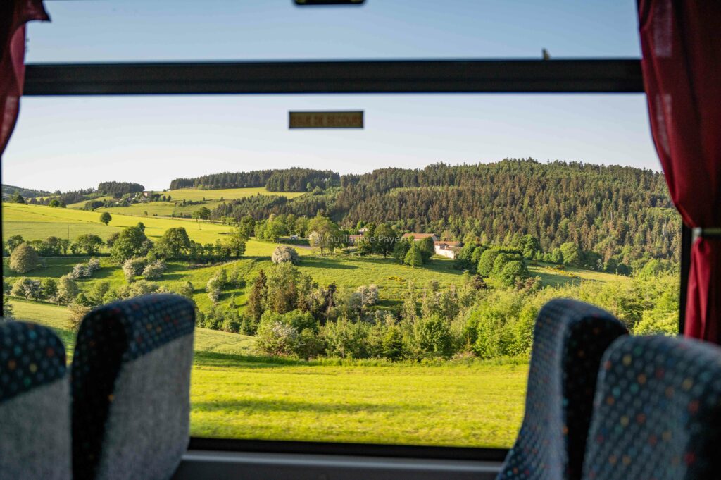 Vu de puis le bus qui monte au Bessat sur les paysages du département de la Loire
